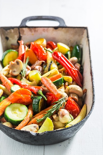 Rozpalona patelnia z warzywami